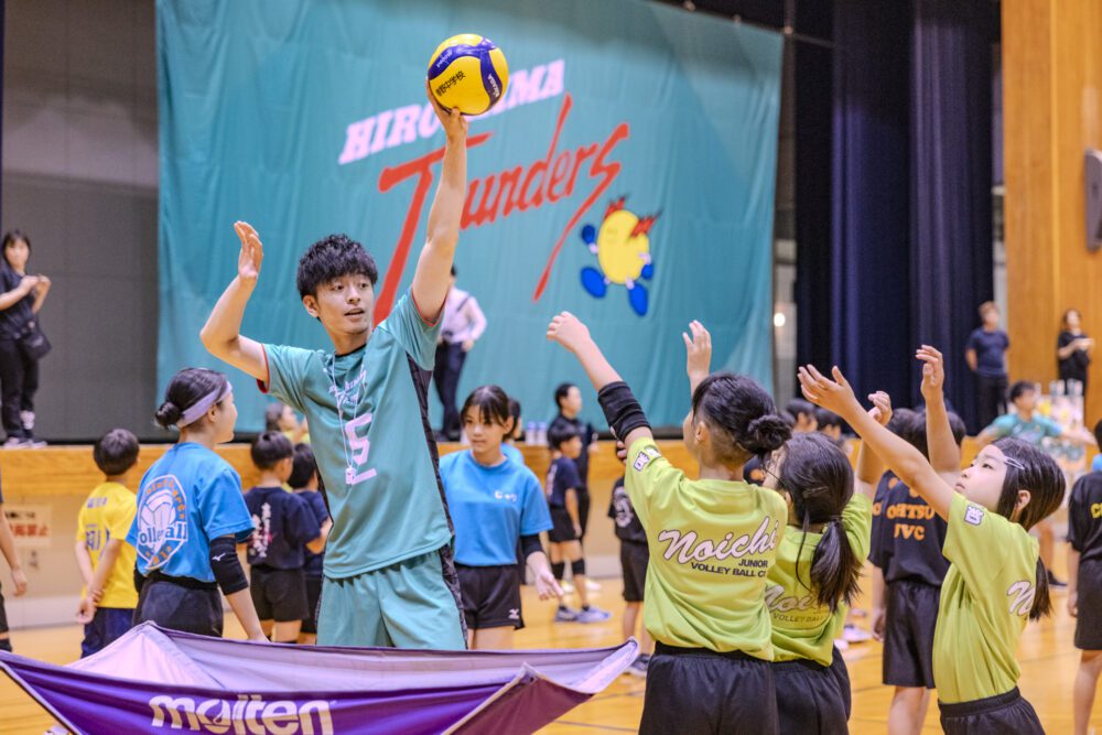 Time for professional players and dreams! Volleyball Class by Hiroshima Sanders in Kochi