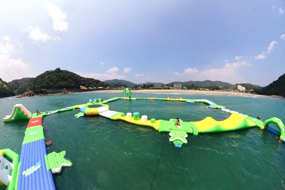 A big jump on the sea! Slide, jump in, adventure with family